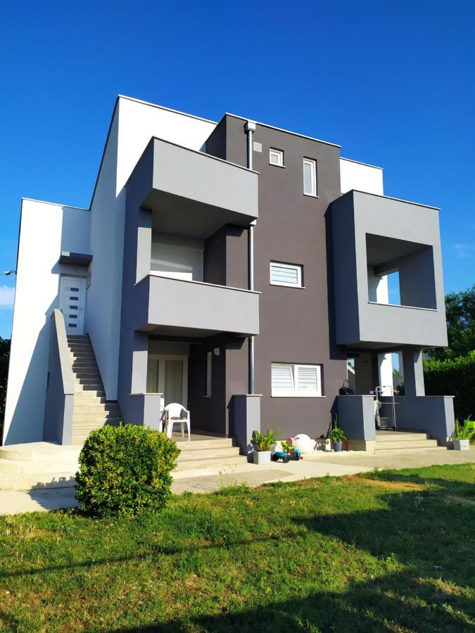 Apartmani Mira Нин Экстерьер фото